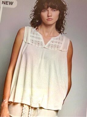 ♥️Hello Gorgeous! POL Lace Detail Floral Double Gauze Patch Top- Natural